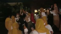 Ada juga terlihat aktivitas bagi-bagi uang di lokasi. Terlihat sempat saling berebut saat bagi-bagi uang dilakukan. (Screenshot video viral)