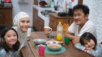 Momen sahur Zaskia Adya Mecca bersama keluarga juga terlihat dalam foto ini. Meski menu yang disajikan sederhana, tetapi mereka tetap semangat melakukan sahur. Foto: Instagram @zaskiadyamecca
