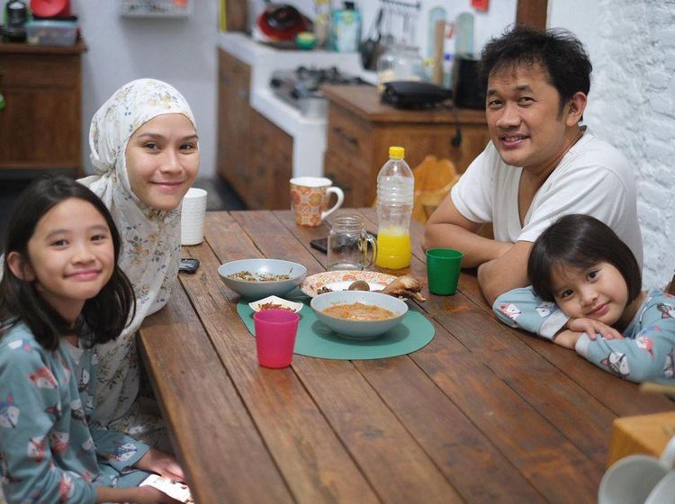 Hangatnya Momen Zaskia Adya Mecca Sahur bersama Keluarga
