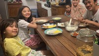 Salah satunya momen ketika sahur bersama yang terlihat begitu hangat. Bahkan anak-anaknya yang masih kecil pun ikut melakukan sahur dan berpuasa. Foto: Instagram @zaskiadyamecca