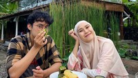 Namu, unggahan Zaskia menimbulkan pro dan kontra. Tak sedikit netizen yang menganggap unggahan Zaskia sebagai ungkapan kebencian dengan tradisi membangunkan sahur pakai toa. Foto: Instagram @zaskiadyamecca