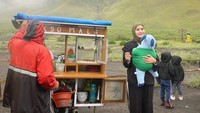 Yang bikin Zaskia kesal adalah pendapat masyarakat sekitar yang menyebut cara membangunkan sahur tersebut sedang menjadi tren di media sosial. Foto: Instagram @zaskiadyamecca