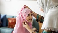 5 Hadits Tentang Anak Yatim Dan Anjuran Menyantuninya