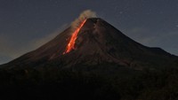 Tak hanya itu, Merapi juga memuntahkan 6 kali guguran lava pijar dengan jarak luncur maksimal 1.200 m kearah barat daya.