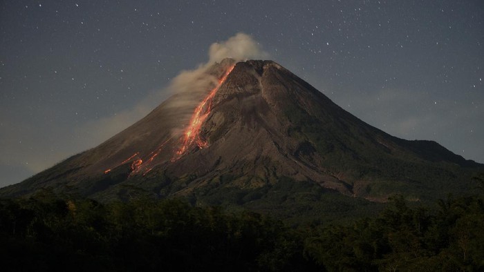 Gunung Merapi mengeluarkan awan panas guguran dipotret dari Turi, Sleman, D.I Yogyakarta, Sabtu (24/4/2021). Menurut data BPPTKG periode pengamatan pukul 00:00-06:00 WIB secara visual Gunung Merapi teramati 4 kali mengeluarkan awan panas guguran dengan jarak luncur maksimal 1300 m serta 6 kali guguran lava pijar dengan jarak luncur maksimal 1.200 m kearah barat daya. ANTARA FOTO/Andreas Fitri Atmoko/hp.