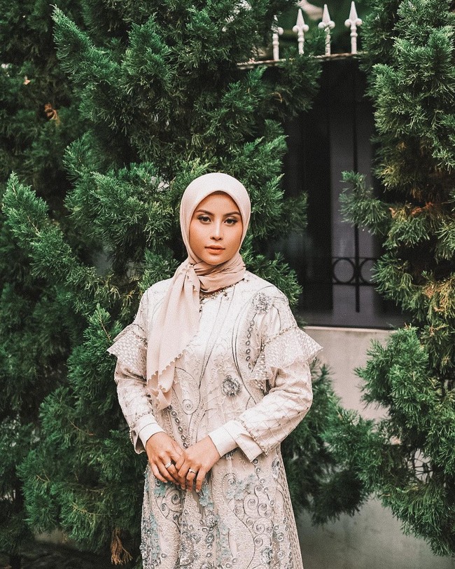 Kali ini Awkarin memakai busana muslim dengan gaya hijab yang cocok diterapkan di Hari Lebaran. Foto: Instagram @awkarin