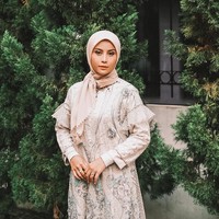 Kali ini Awkarin memakai busana muslim dengan gaya hijab yang cocok diterapkan di Hari Lebaran. Foto: Instagram @awkarin