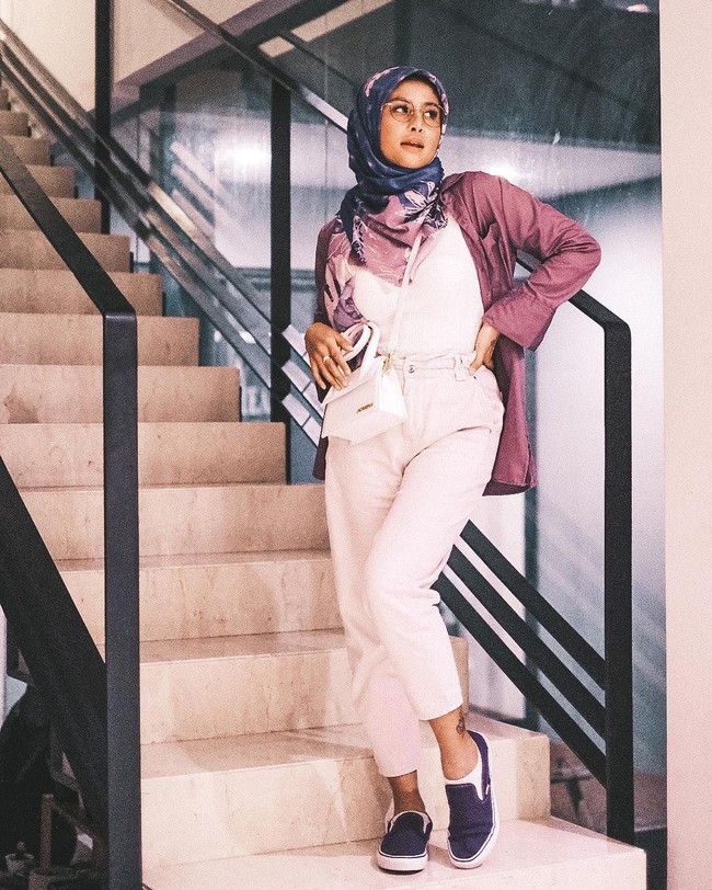 Selebgram yang dikenal dengan sejumlah kontroversinya itu menampilkan model hijab yang cukup beragam dari hari ke hari. Foto: Instagram @awkarin