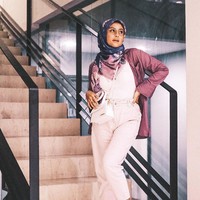 Selebgram yang dikenal dengan sejumlah kontroversinya itu menampilkan model hijab yang cukup beragam dari hari ke hari. Foto: Instagram @awkarin