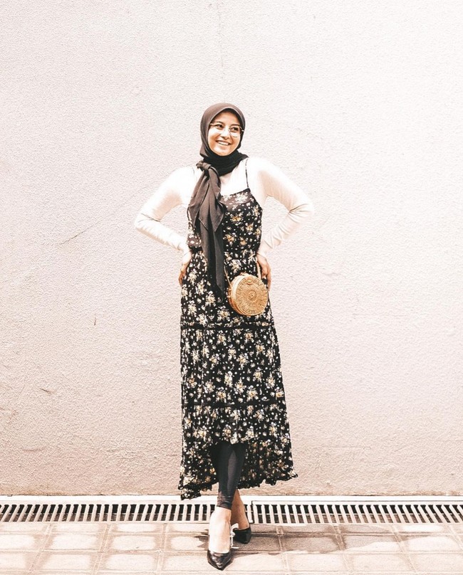 Di hari kelima, Awkarin memenuhi permintaa dari netizen untuk bergaya hijab feminin. Ia pun memadukan dress floral dengan manset yang juga ditambahkan tas rotan. Foto: Instagram @awkarin