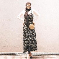 Di hari kelima, Awkarin memenuhi permintaa dari netizen untuk bergaya hijab feminin. Ia pun memadukan dress floral dengan manset yang juga ditambahkan tas rotan. Foto: Instagram @awkarin