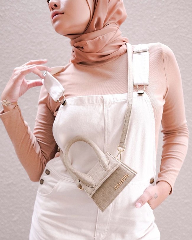 Sedangkan dalam OTTD sebelumnya, Awkarin mengenakan tas mini yang harganya mahal dari brand Jacquemus. Foto: Instagram @awkarin