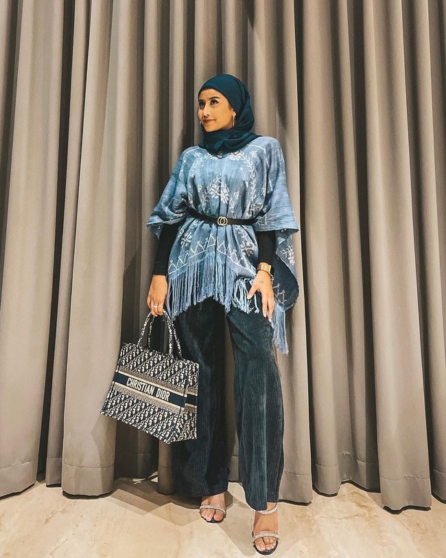 Tak jarang Awkarin memadukan busana hijabnya dengan barang-barang branded seperti tas keluaran Dior berikut. Foto: Instagram @awkarin
