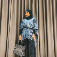 Tak jarang Awkarin memadukan busana hijabnya dengan barang-barang branded seperti tas keluaran Dior berikut. Foto: Instagram @awkarin