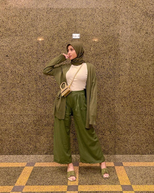 Awkarin pun mengajak para follower untuk me-recreate OOTD-nya selama bulan puasa. Pemilik nama asli Karin Novilda tersebut membagikan gaya hijab simpel yang mudah ditiru para hijabers. Kali ini ia memilih tampil serba hijau. Foto: Instagram @awkarin