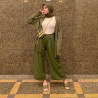Awkarin pun mengajak para follower untuk me-recreate OOTD-nya selama bulan puasa. Pemilik nama asli Karin Novilda tersebut membagikan gaya hijab simpel yang mudah ditiru para hijabers. Kali ini ia memilih tampil serba hijau. Foto: Instagram @awkarin