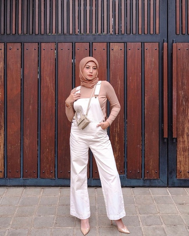 Pada hari pertama puasa Awkarin memulai #KarinsHijabOOTDiary-nya. Ia memang bermaksud untuk memberi inspirasi gaya hijab selama bula puasa. Kali ini Karin memadukan overall dengan kaus lengan panjang. Foto: Instagram @awkarin
