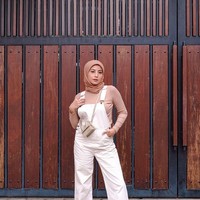 Pada hari pertama puasa Awkarin memulai #KarinsHijabOOTDiary-nya. Ia memang bermaksud untuk memberi inspirasi gaya hijab selama bula puasa. Kali ini Karin memadukan overall dengan kaus lengan panjang. Foto: Instagram @awkarin