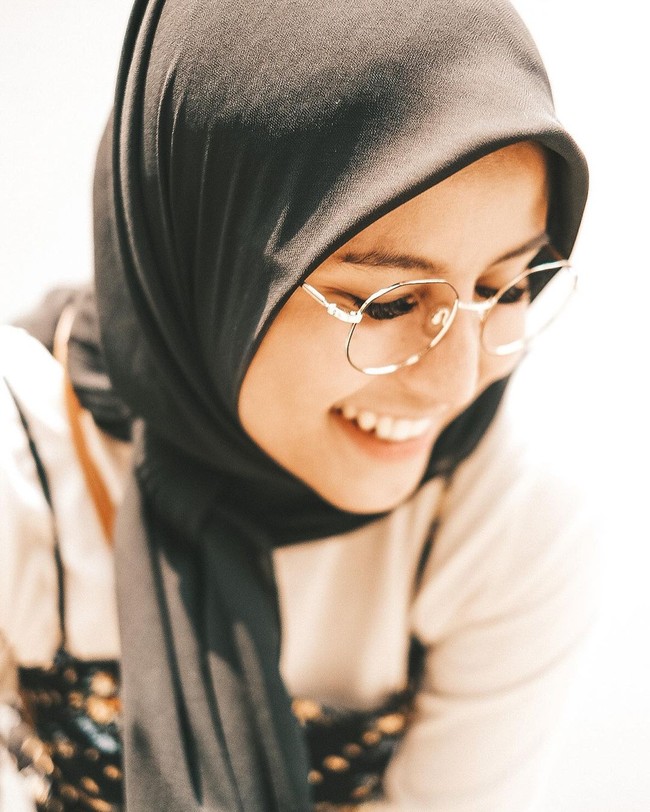 Selama bulan Ramadhan ini, selebgram Awkarin sering menampilkan gaya O0TD berhijab di Instagram-nya. Hal ini menjadi perhatian netizen menginggat wanita tersebut juga sering terlihat dengan busana terbuka. Foto: Instagram @awkarin