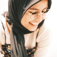 Selama bulan Ramadhan ini, selebgram Awkarin sering menampilkan gaya O0TD berhijab di Instagram-nya. Hal ini menjadi perhatian netizen menginggat wanita tersebut juga sering terlihat dengan busana terbuka. Foto: Instagram @awkarin