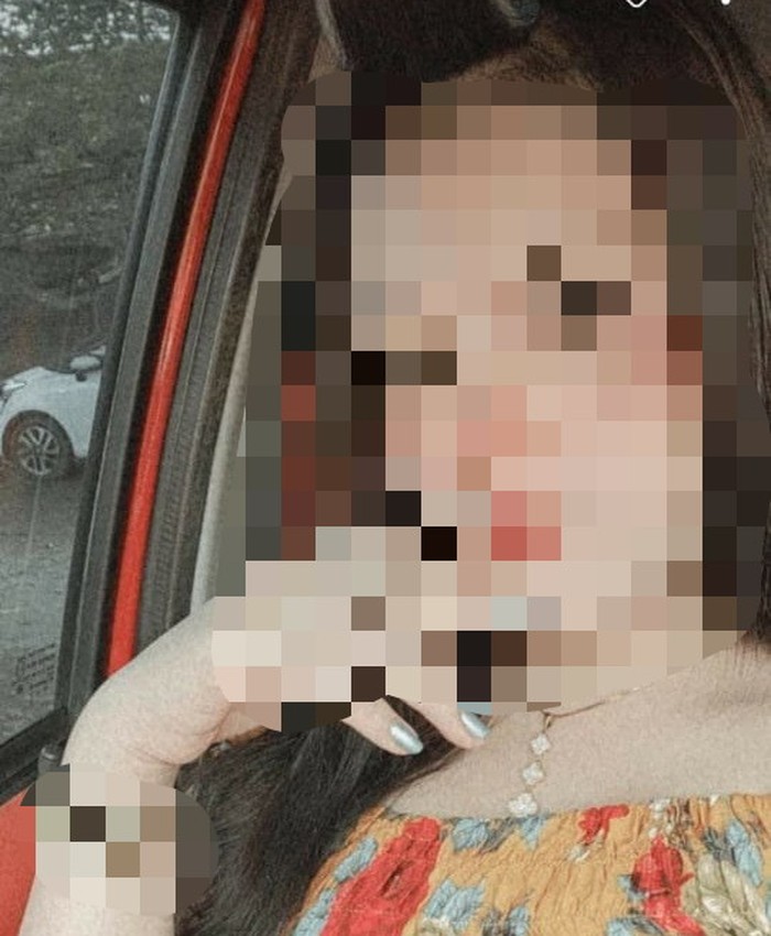 Biduanita dangdut, DP, dilaporkan melakukan pemerkosaan terhadap seorang remaja 16 tahun. Namun DP mengelak dikatakan telah melakukan pemerkosaan. Bagaimana sosok biduanita tersebut?