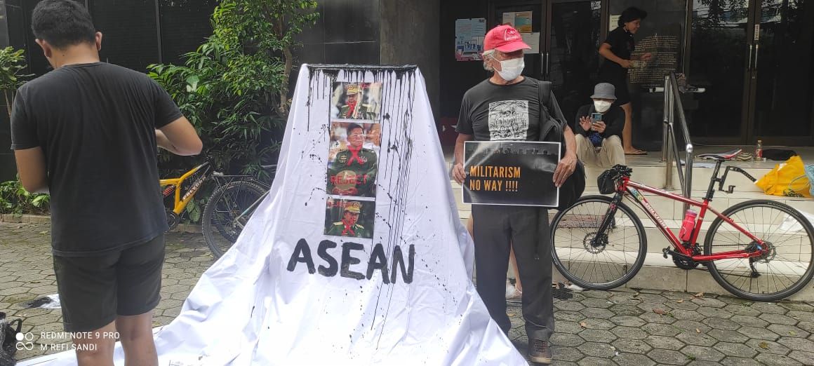 Demo protes kehadiran pemimpin Junta Militer Myanmar di KTT ASEAN Jakarta