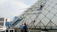 Sebagai informasi, saat ini sedang berlangsung renovasi kubah dan atap masjid yang rusak.