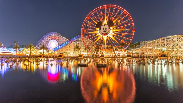 Terakhir, Taman rekreasi Disney juga haram hukumnya diterbangi pesawat. Setelah kejadian 9/11, pihak Disney memperketat keamanan di destinasi mereka. Mereka pun meminta kepada otoritas AS untuk menetapkan zona larangan terbang di atas taman rekreasi mereka. Aturan tersebut pun disetujui dan akhirnya jadi aturan permanen mulai tahun 2003. Foto: Getty Images/FrozenShutter Disney Parks, AS Terakhir, Taman rekreasi Disney juga haram hukumnya diterbangi pesawat. Setelah kejadian 9/11, pihak Disney memperketat keamanan di destinasi mereka. Mereka pun meminta kepada otoritas AS untuk menetapkan zona larangan terbang di atas taman rekreasi mereka. Aturan tersebut pun disetujui dan akhirnya jadi aturan permanen mulai tahun 2003. Foto: Getty Images/FrozenShutter Disney Parks, AS