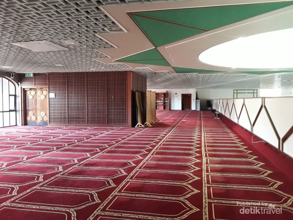 Hamparan karpet permadani untuk shaf sholat perempuan di lantai atas