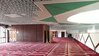 Hamparan karpet permadani untuk shaf sholat perempuan di lantai atas