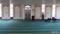 Beberapa jamaah sedang melaksanakan sholat Dzuhur