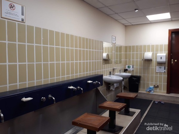 Tempat wudhu yang bersih dan dilengkapi air hangat