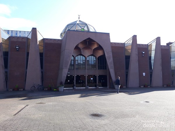 Glasgow Central Mosque terletak di selatan River Clyde, Glasgow