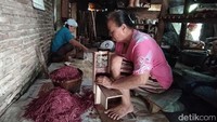 Ketika menjelang lebaran, produsen grubi akan meningkat produksinya hingga menghabiskan lebih dari 3 kuintal ubi jalar. Foto: Eko Susanto/detikcom