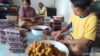 Salah satu pembuatnya adalah Ny Sandi (64) yang bahkan telah menjadi produsen grubi selama 30 tahun. Foto: Eko Susanto/detikcom