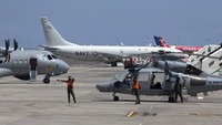 Seperti diketahui KRI Nanggala-402 hilang kontak dalam latihan penembakan torpedo pada Rabu (21/4) dini hari. Hingga kini, pukul 09.49 WIB, belum ada kabar kapal yang ditumpangi 53 awak tersebut berhasil dievakuasi. Saat ini KRI Nanggala-402 masih terus dicari meski sudah lewat 72 jam sejak dinyatakan hilang kontak. Oksigen di kapal diperkirakan hanya tersedia hingga pukul 03.00 WIB tadi.
