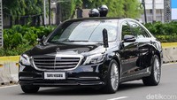 Iring-iringan mobil kepala negara melintasi jalan Sisingamangaraja untuk menuju kantor Sekretariat ASEAN, Jakarta, Sabtu (24/4/2021).