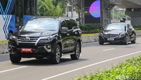 Selain pelat kendaraan, beberapa mobil pun tidak menyematkan bendera negara.