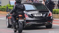 Iring-iringan pun dikawal ketat petugas kepolisian.