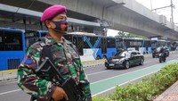 Selain itu, beberapa personel TNI juga disiagakan dengan persenjataan lengkap.
