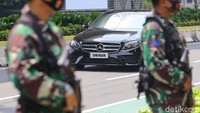 Ini dia penampakan salah satu mobil iring-iringan kepala negara KTT ASEAN yang memiliki pelat nomor bertuliskan Tamu Negara.