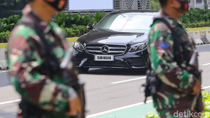 Ini Penampakan Pelat Khusus Mobil Kepala Negara KTT ASEAN Ada yang berbeda dari iring-iringan kendaraan para kepala negara KTT ASEAN. Mobil-mobil dinas tersebut menggunakan pelat bertuliskan 'Tamu Negara'.
