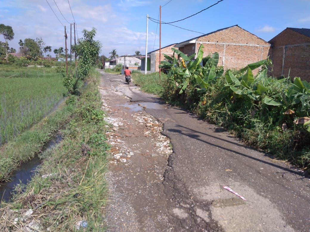 Jalan Bunga Ester yang rusak di Medan tak kunjung diperbaiki.