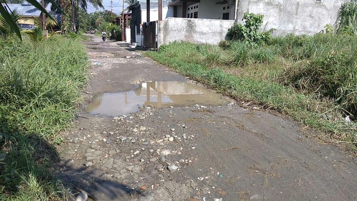 Jalan Bunga Ester yang rusak di Medan tak kunjung diperbaiki.