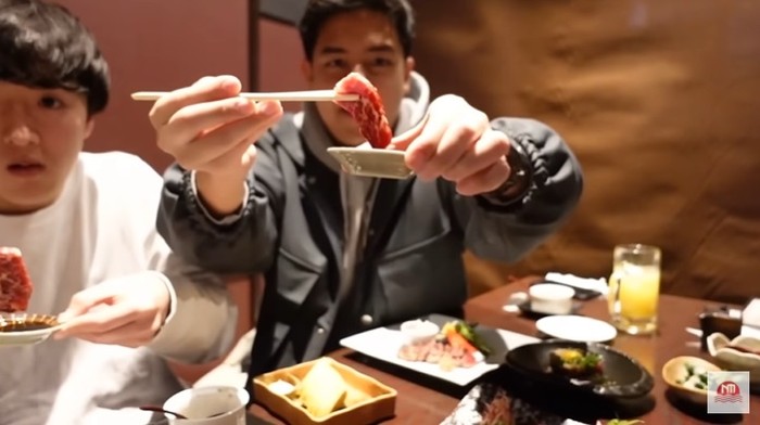 Jerome Polin Makan Daging Kuda Mentah, Lihat Reaksinya!