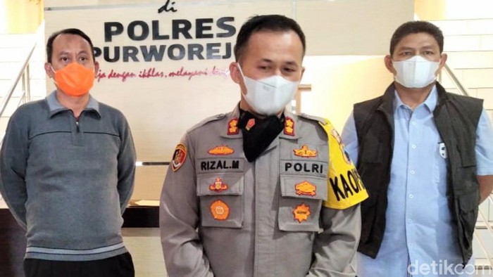 Kapolres Purworejo AKBP Rizal Marito didampingi Direktur Intel dan Keamanan Polda Jateng, Kombes Jati Wiyoto Abadi dan Kepala Kesbangpolinmas Provinsi Jateng, Haerudin. Foto diambil Sabtu (24/4/2021) di Mapolres Purworejo.