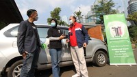 Pemasangan air purifier di unit GoCar ini sekaligus menjadi yang terbanyak di industri transportasi online saat ini. Head of Global Transport Marketing Gojek Amanda Parikesit bersama dengan Mitra Driver GoCar Charissa dan National Sales Senior General Manager PT Sharp Electronics Indonesia Andry Adi Utomo dalam acara Talkshow dan Experience yang digelar di Jakarta. 