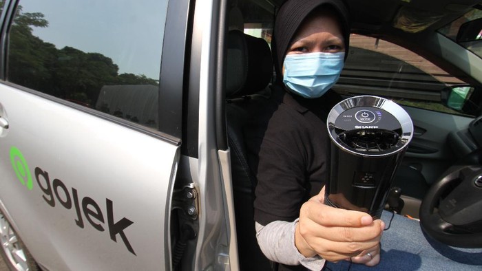 Penyedia jasa transportasi online Gojek melengkapi 8.000 unit kendaraan mitra driver GoCar di Jabodetabek dengan air purifier untuk kesehatan selama masa pandemi.