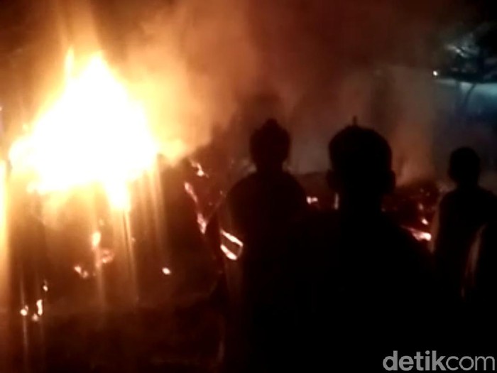 Rumah pasutri di Dusun Pilang Kacir, Desa Tanjung Rejo, Kecamatan Tongas, Kabupaten Probolinggo terbakar. Penyebabnya, pemilik rumah tertidur saat masak sahur.