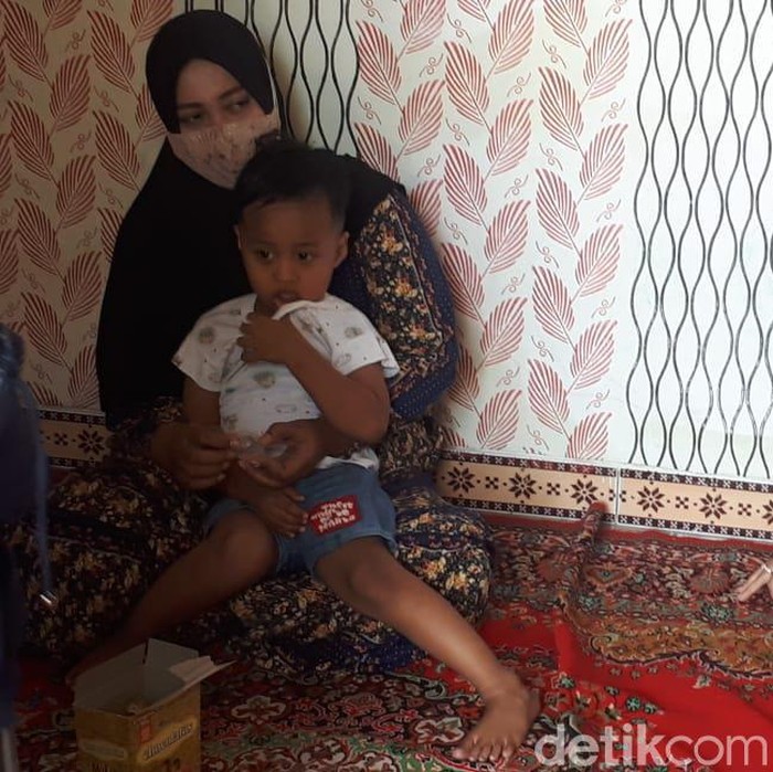 Rasa rindu pada sang ayah tengah menyelimuti 3 bocah di Bojonegoro. Mereka merupakan buah hati dari Kopda Mes Khoirul Faizin, salah satu awak KRI Nanggala-402 yang hilang.